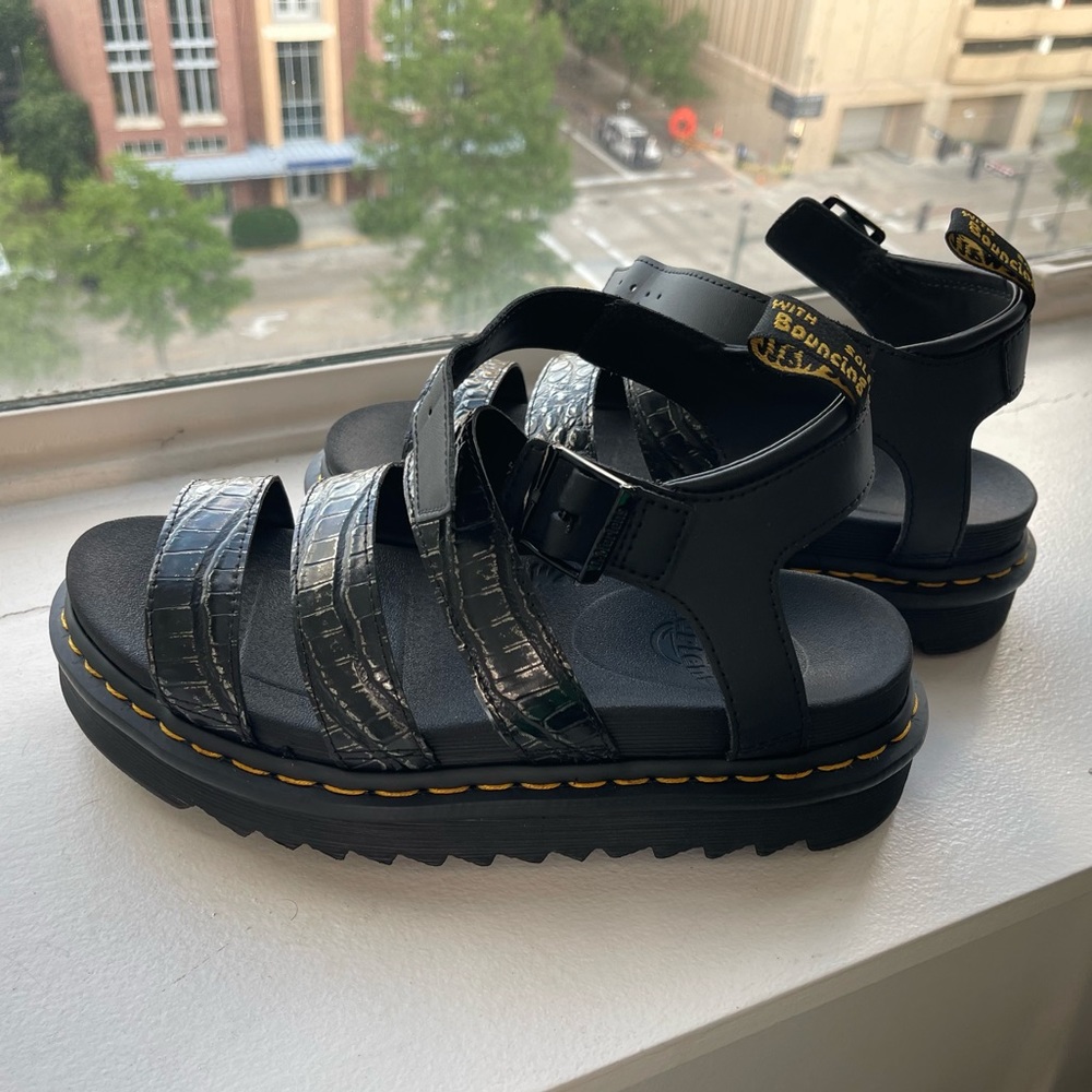 NWT Women’s Dr. Martens Sandals